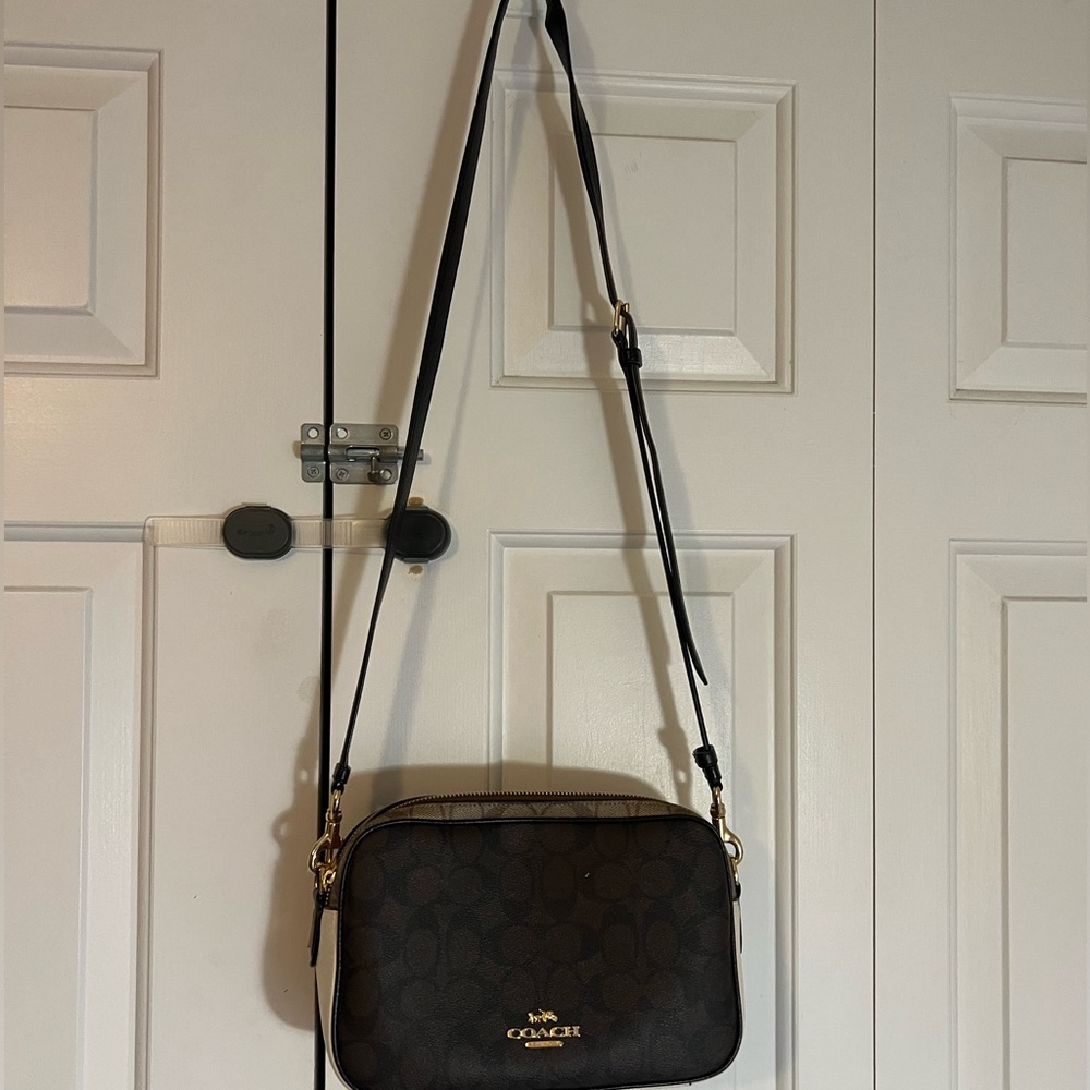 Jes Crossbody In Blocked Signature Canvas
